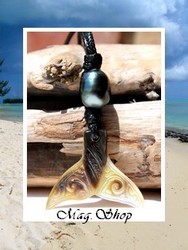 Moana Collection / Collier Queue de Baleine Tevairoa / Nacre de Tahiti 3cm Reflets Ambres/Ocres & Perle Semi-Baroque de Tahiti 11.45mm/D Bleus Foncés / Coton Noir ( photos contractuelles)