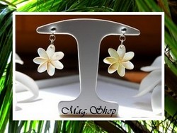 Marquises Collection / Boucles d'Oreilles Tiaia Tekava / Fleurs de Tiaré Nacres de Tahiti Assorties 3cm Reflets Clairs/Ambrés / Argent 925 (0.54g) (photos non contractuelles)