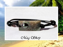 Iles Collection / Bracelet Tiahura Tortue Nacre 3cm & Demi-Perle de Tahiti 8.75mm/B Verts Foncés Reflets Aubergines / Taille Réglable Coton Noir (photos non contractuelles)