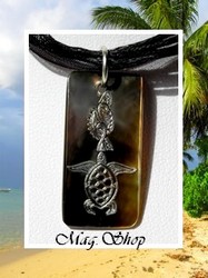 Collier Tiahura Tortue Vagues Nacre de Tahiti 3cm Reflets Ocres Foncés / Cordons Couleur Noir (photos non contractuelles)