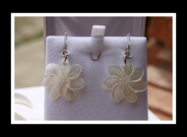 Tiaia Tavana Boucles d`Oreilles Fleurs de Tiaré Nacres de Tahiti Modèle 5 MAG.SHOP