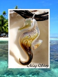 Marquises Collection / Collier Hippocampe Tihara Vagues Nacre de Tahiti H:4cm Reflets Clairs/Dorés/Ocres / Cordons Couleur Noir (photos non contractuelles)