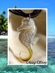 Marquises Collection / Collier Hippocampe Tihara Vagues Nacre de Tahiti H:3.8cm Reflets Clairs / Cordons Couleur Noir (photos non contractuelles)