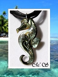 Marquises Collection / Collier Hippocampe Tihara Vagues Nacre de Tahiti H:4.5cm Reflets Ocres / Cordons Couleur Noir (photos non contractuelles)