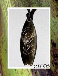 Moana Collection / Collier Planche de Surf Tiki Tikei Nacre de Tahiti H:4cm Reflets Foncés / Taille Réglable Coton Noir (photos contractuelles)