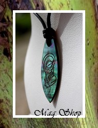 Moana Collection / Collier Planche de Surf Tiki Tikei Nacre de Tahiti H:3.3cm Reflets Verts Foncés Colorés / Taille Réglable Coton Noir (photos non contractuelles)