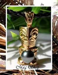 Fenua Collection / Collier TIKI Faaone Marquisien / Pendentif Plaqué Or (6g) Perle Ronde de Tahiti 8mm/C+ Reflets Verts / Cuir Tressé Noir (photos non contractuelles)
