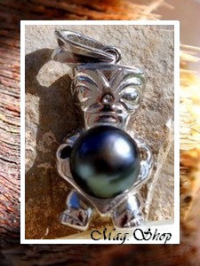 Fenua Collection / Collier TIKI Maiao Marquisien Argent Rhodié 925 (2.69g) Perle Baroque de TAHITI  8.50mm/BC Reflets Bleus (photos contractuelles)