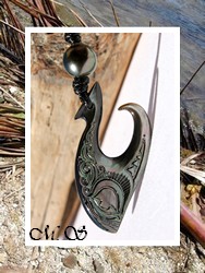 Moana Perles Collection / Collier Hameçon Marunui Tiki Vagues H:6.5cm / Nacre de Tahiti 5cm & Perle Semi-Baroque de Tahiti 11mm/C Reflets Gris/Verts Foncés / Coton Noir ( photos non contractuelles)
