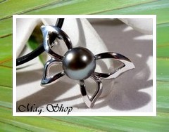 Silver Sea Collection / Collier Papillon Tiputa / Pendentif Argent Rhodié 925 (2.46g) Perle Semi-Baroque de Tahiti 9.30mm/C+ Reflets Verts / Cuir Noir (photos non contractuelles)