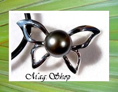 Silver Sea Collection / Collier Papillon Tiputa / Pendentif Argent Rhodié 925 (2.46g) Perle Drop de Tahiti 9.60mm/C+ Reflets Verts / Cuir Noir (photos non contractuelles)
