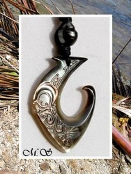 Moana Perles Collection / Collier Hameçon Tiriao Tiki Vagues H:6cm / Nacre de Tahiti 4.5cm & Perle Cerclée de Tahiti 12.25mm/D Gris Foncés / Coton Noir ( photos non contractuelles)