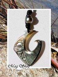 Moana Perles Collection / Collier Hameçon Tiriao Tiki Marquisien / Nacre de Tahiti & Perle Semi-Baroque de Tahiti 10.45mm/D Gris / Coton Noir ( photos contractuelles)