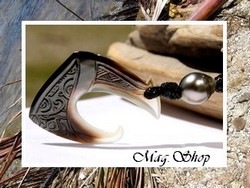 Moana Perles Collection / Collier Hameçon Tiriao Tiki Marquisien / Nacre de Tahiti & Perle Semi-Baroque de Tahiti 10.75mm/C+ Gris / Coton Noir ( photos contractuelles)