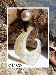 Moana Perles Collection / Collier Hameçon Tiriao Tiki Marquisien / Nacre de Tahiti & Perle Semi-Baroque de Tahiti 11.50mm/C+ Crèmes/Champagnes / Coton Noir ( photos contractuelles)