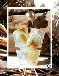 Moana Perles Collection / Collier TIKI Tirikava Marquisien Nacre de Tahiti H:4cm & Perle Ronde de Tahiti 11.10mm/C Reflets Ocres/Champagnes / Coton Couleur Coco (photos contractuelles)