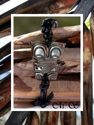 Moana Collection / Bracelet TIKI Titaua Marquisien Nacre de Tahiti 2.2cm Reflets Foncés Colorés / Coton Noir (photos non contractuelles)
