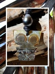 Moana Perles Collection / Collier Tiki Titaua Marquisien / Nacre de Tahiti 2.5cm & Perle Cerclée de Tahiti 8.75mm/C+ Reflets Gris/Bleus Clairs /  Coton Noir (photos non contractuelles)