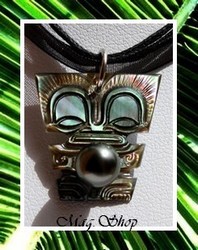 Iles Collection / Collier Tiki Titaua Marquisien Nacre de Tahiti H:2.5cm & Demi-Perle 9.80mm/C+ Gris/Verts Foncés / Cordons Couleur Noir (photos non contractuelles)