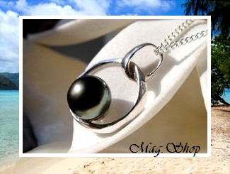 Silver Sea Collection - Pendentif Tiva Argent Rhodié 925 (1.48g) / Perle Ronde de Tahiti 7.75mm/C+ Reflets Verts Foncés / Article vendu SANS Chaîne (photos contractuelles)