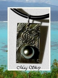 Moana Perles Collection / Collier Toahotu Tortue Marquisienne Nacre de Tahiti 3cm & Demi-Perle de Tahiti 9.95mm/C+ Reflets Gris/Verts / Cordon Noir (photos non contractuelles)