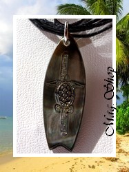 Collier Planche de Surf Tohiea Tortue Nacre de Tahiti 3.5cm Reflets Foncés Colorés / Cordons Couleur Noir (photos contractuelles)