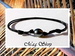 Bora-Bora Collection / Bracelet Surfeur Torea Perle Drop de Tahiti 10.40mm/A Reflets Gris/Verts/Aubergines Foncés / Taille Réglable Coton Noir (photos non contractuelles)