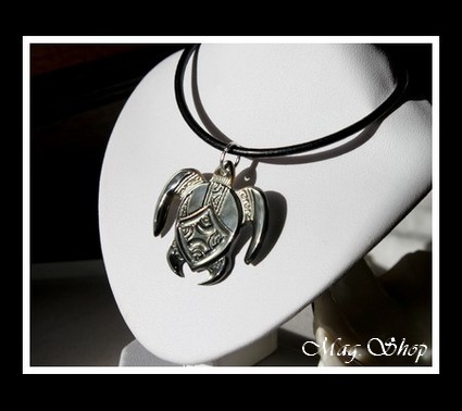 Tortue Moana Maori Marquisienne 3.5cm Moana Collection Collier  Nacre de Tahiti Reflets Foncés MAG.SHOP