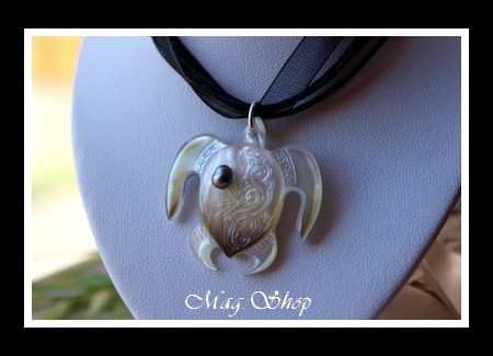 Tortue Moana Vagues Collier Nacre Reflets Clairs-Marrons & Perle Keishi de Tahiti MAG.SHOP