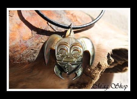 Tortue Tiki Marquisien Collier  Nacre de Tahiti Reflets Ocres Foncés-Colorés MAG.SHOP