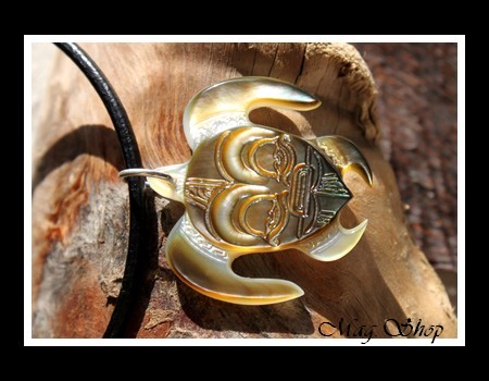 Tortue Tiki Marquisien Collier  Nacre de Tahiti Reflets Ocres MAG.SHOP