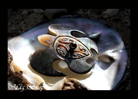 Tortue de Collection Vitrine  Nacre Taille  Hauteur 6.5cm X Largeur 8cm et Perle Cerclée de TAHITI MAG.SHOP