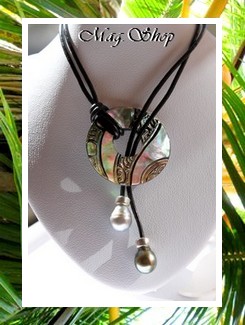 Lagon Collection / Collier Matavai Nacre de Tahiti 3cm & 2 Perles Cerclées de Tahiti 10.05mm / Gris-Blancs/CD & Gris/Verts/C / Inter Argent 925 (0.36g) Cuir Noir (photos non contractuelles)