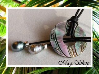Lagon Collection / Collier Tuamotu Marquisien Nacre de Tahiti 3cm & 2 Perles Cerclées de Tahiti BC Reflets Blancs & Gris/Bleus / Inter Argent 925 (0.36g) Cuir Noir (photos non contractuelles)