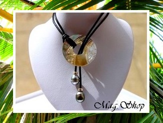 Lagon Collection / Collier Tuamotu Marquisien Nacre 3cm & 2 Perles Cerclées de Tahiti 7.90mm/BC Reflets Gris Clairs & Gris/Verts / Cuir Noir (photos contractuelles)