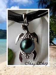Silver Sea Collection / Collier Tortue Tuanai H:2.5cm / Pendentif Argent Rhodié 925 (1.75g) Perle Ronde de Tahiti Taille 8.80mm/C Bleus Foncés / Cordons NoirS (photos non contractuelles)