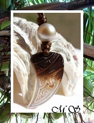 Moana Perle Collection / Collier Tuarae Marquisien Nacre de Tahiti H:3.2cm & Perle Ronde de Tahiti 10.35mm/D Crèmes / Coton Couleur Coco (photos contractuelles)