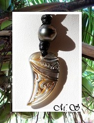 Moana Perle Collection / Collier Tuarae Marquisien Nacre de Tahiti H:3cm & Perle Cerclée de Tahiti 11.20mm/B+ Verts/Aubergines / Coton Couleur Noir (photos non contractuelles)