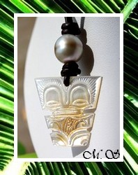Lagon Collection / Collier Tiki Tuka Marquisien Nacre de Tahiti 2.5cm & Perle Cerclée de Tahiti 9.90mm/B+ Reflets Crèmes/Ocres / Cordon Cuir Marron (photos contractuelles)