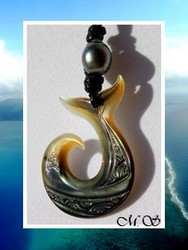Moana Perles Collection / Collier Hameçon Queue de Baleine Tumakohua / Nacre de Tahiti 4.3cm Reflets Verts/Ocres & Perle S-B de Tahiti 10.25mm/C+ Gris/Verts / Coton Noir (photos contractuelles)