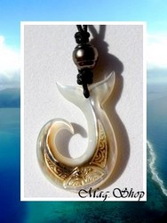 Moana Perles Collection / Collier Hameçon Queue de Baleine Tumakohua / Nacre de Tahiti 4.5cm Reflets Clairs/Ocres & Perle Cerclée de Tahiti 10.25mm/C Ocres / Coton Noir (photos contractuelles)