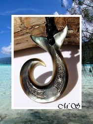 Moana Collection / Collier Hameçon Queue de Baleine Teeava Marquisienne / Nacre de Tahiti 4.5cm Reflets Ocres Foncés Colorés / Coton Noir (photos non contractuelles)