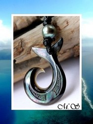 Moana Perles Collection / Collier Hameçon Queue de Baleine Tumakohua / Nacre de Tahiti 4cm Reflets Foncés Colorés & Perle Ovale de Tahiti 10.75mm/B Gris/Verts / Coton Noir (photos non contractuelles)