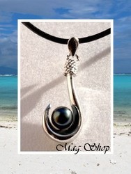 Fenua Collection / Collier Hameçon Tumaraa / Pendentif Argent Rhodié 925 (3.36g) Perle Semi-Baroque de Tahiti 7.50mm/C+ Reflets Bleus Foncés / Cuir Noir (photos contractuelles)