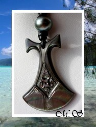 Moana Collection / Collier Pilon Tumata Nacre de Tahiti 4.6cm Reflets Foncés Colorés & Perle Semi-Ronde de Tahiti 11.50mm/B Verts / Coton Noir (photos non contractuelles)