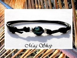 Bora-Bora Collection / Bracelet Surfeur Tutehau Perle Cerclée de Tahiti 9.70mm/C Bleus/Verts Foncés / Intercalaires Argent 925 (0.36g) / Taille Réglable Coton Noir (photos non contractuelles)