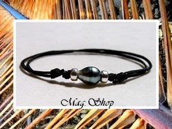 Bora-Bora Collection / Bracelet Surfeur Tutehau Perle Cerclée de Tahiti 8.25mm/B Bleus/Verts Reflets Aubergines / Argent 925 (0.36g) / Taille Réglable Coton Noir (photos non contractuelles)