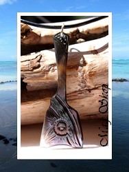 Moana Collection / Collier Ukulele Marquisien Nacre de Tahiti H6cm Reflets Ocres Colorés / Cuir Noir (photos contractuelles)