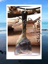 Moana Collection / Collier Ukulele Marquisien Nacre de Tahiti H6cm Reflets Ocres Colorés / Cuir Noir (photos contractuelles)