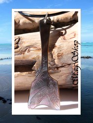 Moana Collection / Collier Ukulele Marquisien Nacre de Tahiti H6cm Reflets Ocres / Cuir Noir (photos contractuelles)